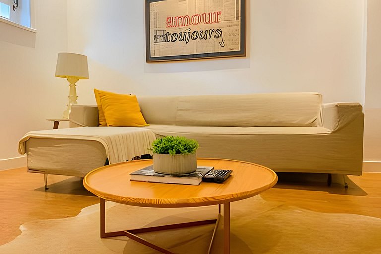 Renovated and modern next to Leblon's beach!