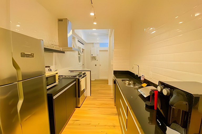 Renovated and modern next to Leblon's beach!