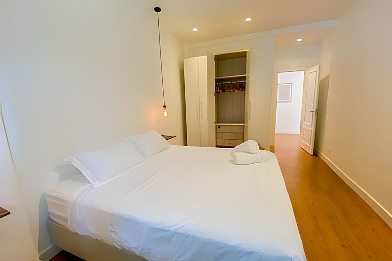 Renovated and modern next to Leblon's beach!
