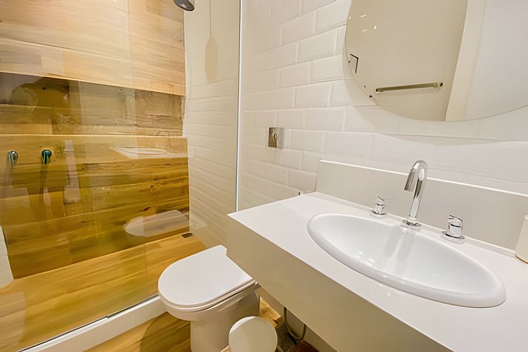 Renovated and modern next to Leblon's beach!