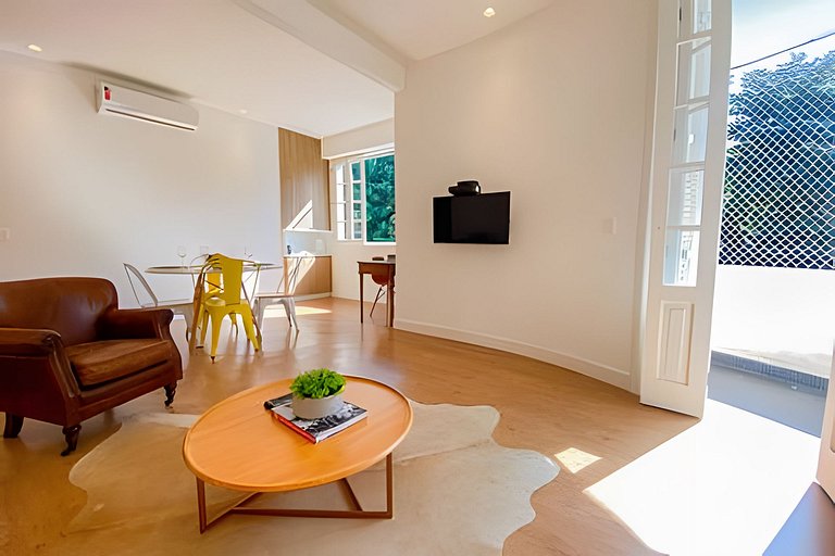 Renovated and modern next to Leblon's beach!