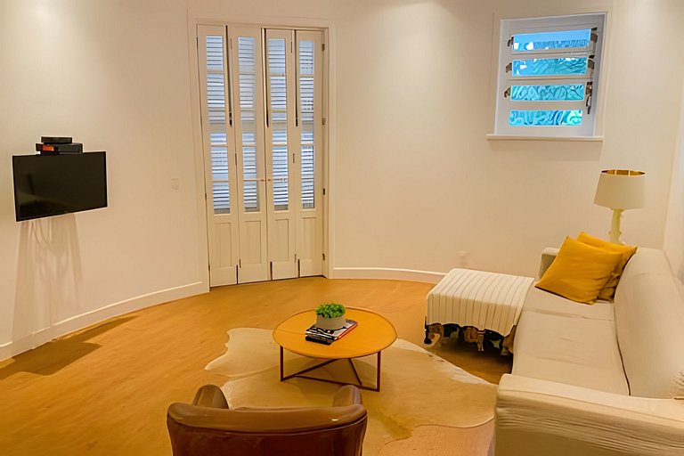 Renovated and modern next to Leblon's beach!