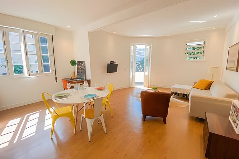 Renovated and modern next to Leblon's beach!