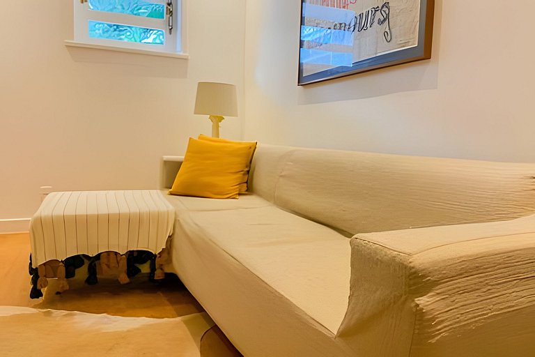 Renovated and modern next to Leblon's beach!
