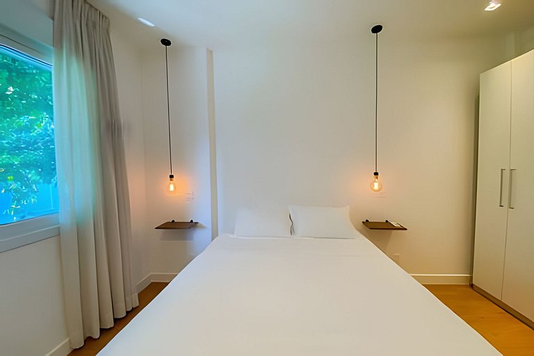 Renovated and modern next to Leblon's beach!