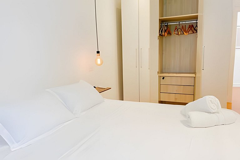 Renovated and modern next to Leblon's beach!