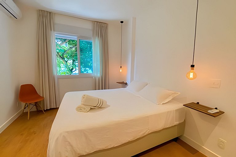 Renovated and modern next to Leblon's beach!