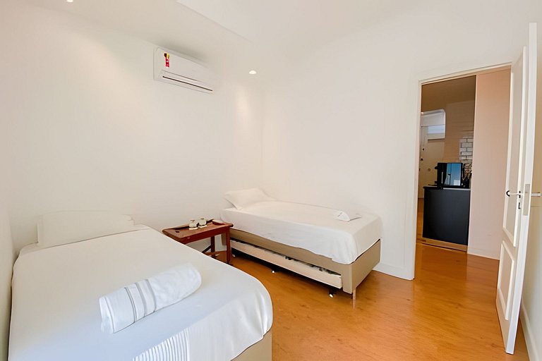 Renovated and modern next to Leblon's beach!