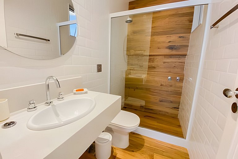 Renovated and modern next to Leblon's beach!