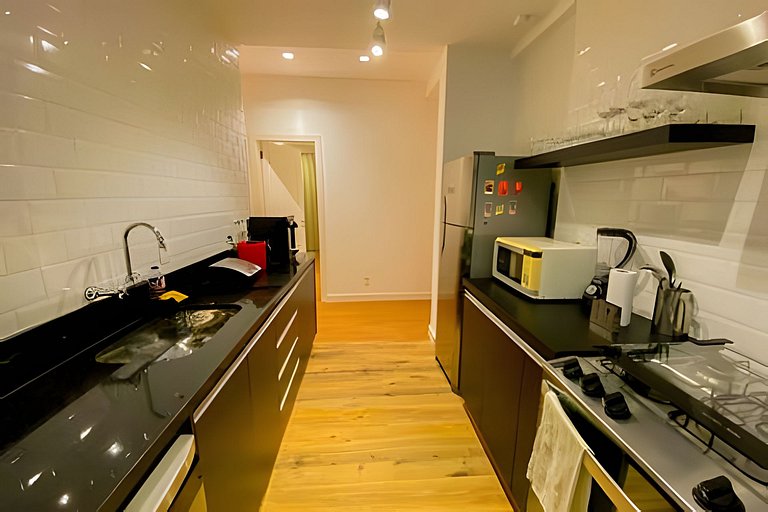 Renovated and modern next to Leblon's beach!