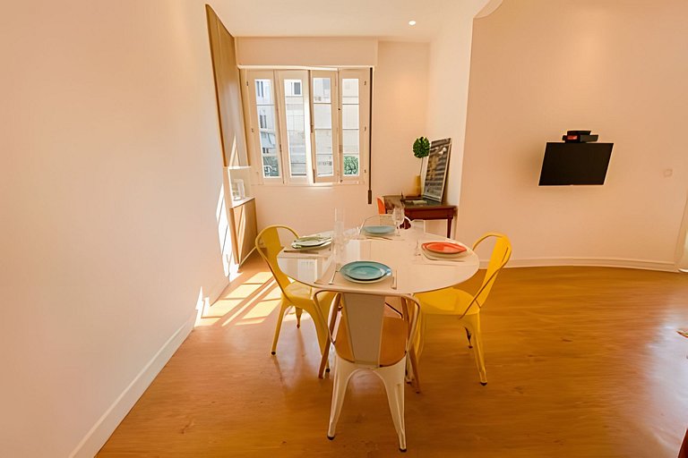 Renovated and modern next to Leblon's beach!