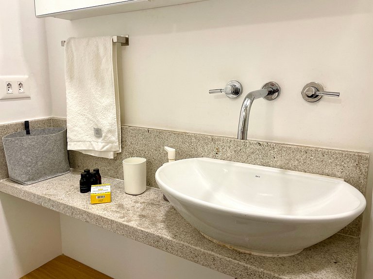 Modern and charming next to Ipanema beach!