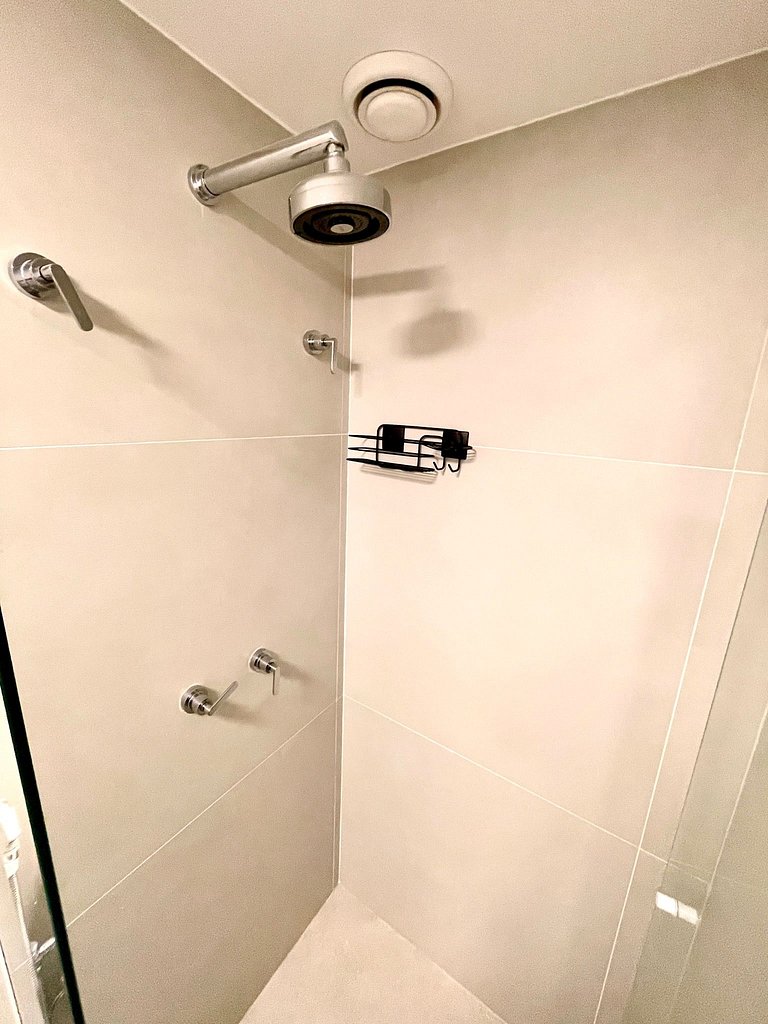 Leblon Studio - New, with pool and gym.