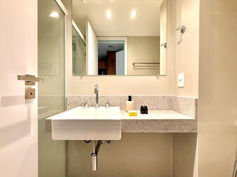 Studio Leblon - Modern with pool and gym.