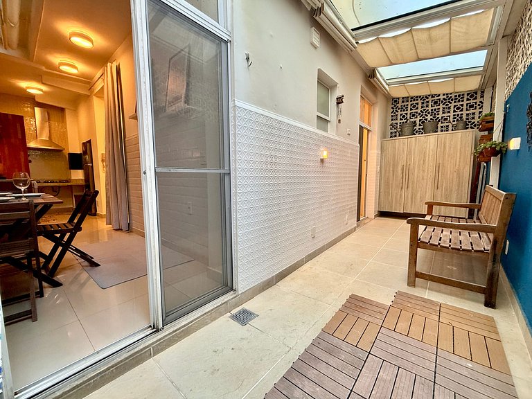 Charmoso com terraço próximo à praia do Leblon!