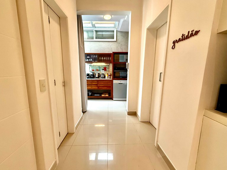 Charmoso com terraço a 5 minutos da praia - Leblon