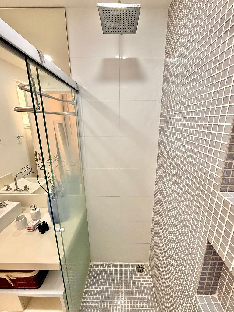 Charmoso com terraço a 5 minutos da praia - Leblon