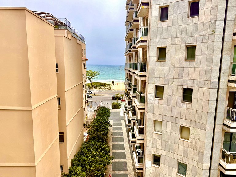 Vista mar e ao lado da praia de Ipanema.