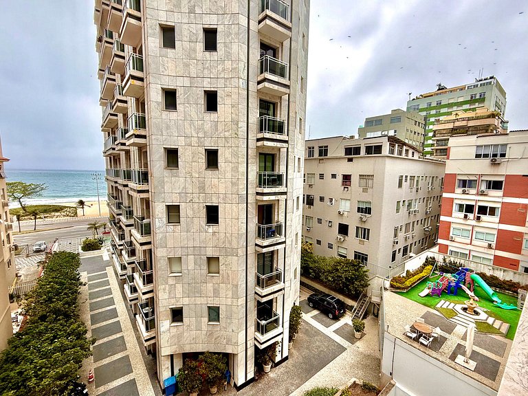 Vista mar e ao lado da praia de Ipanema.