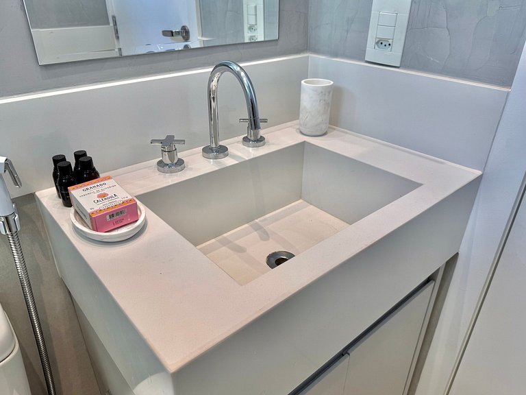 Wi-Fi rápido, recepção 24h e garagem - Leblon