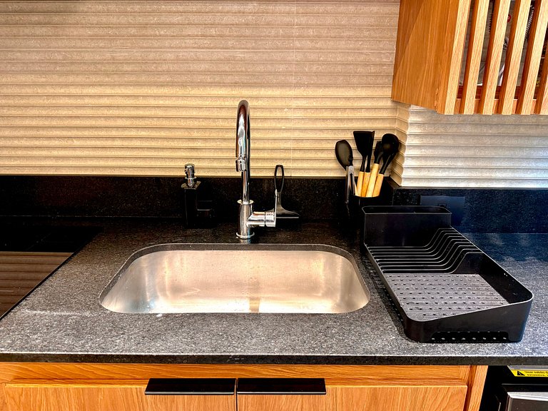 Wi-Fi rápido, recepção 24h e garagem - Leblon