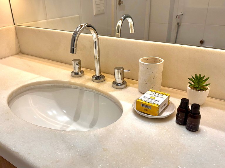 3 quartos, recepção 24h e garagem - Leblon