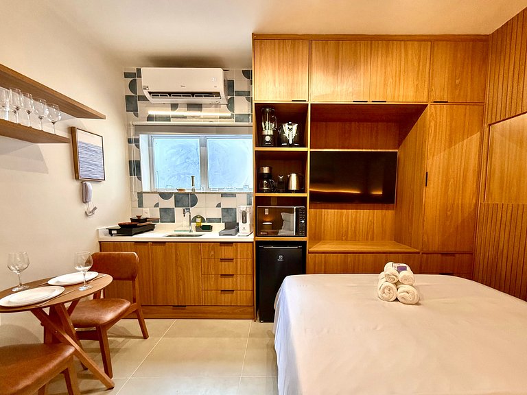 Studio reformado a 5 minutos da praia do Leblon!