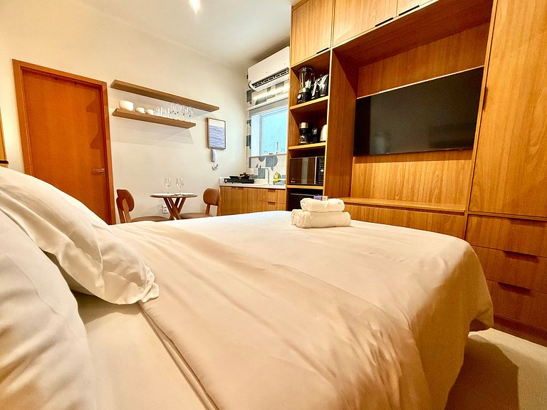 Studio reformado a 5 minutos da praia do Leblon!