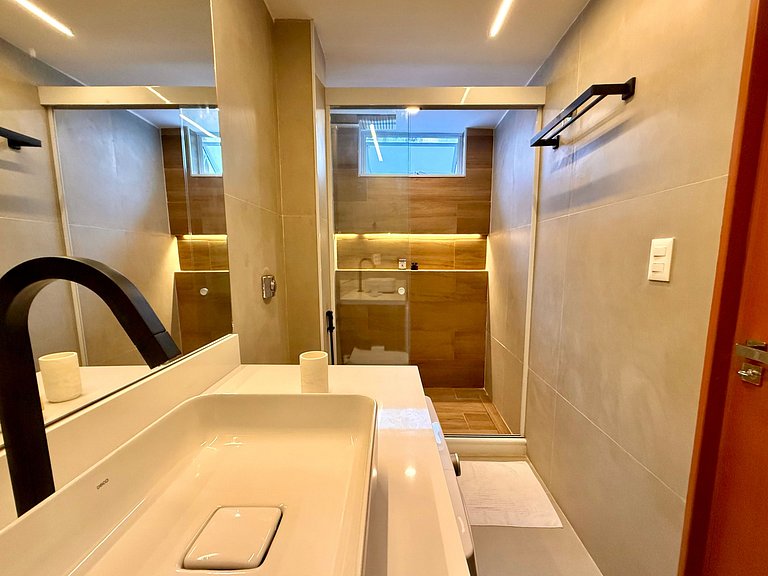 Studio reformado a 5 minutos da praia do Leblon!