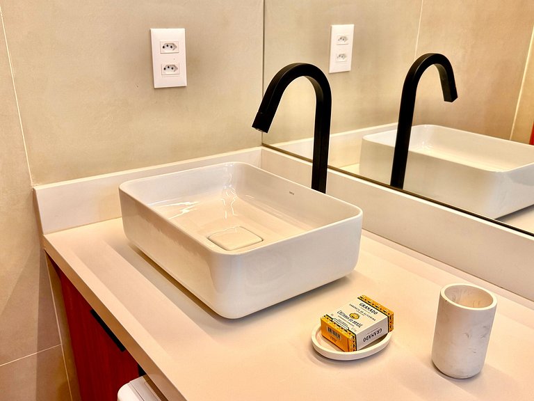 Studio reformado a 5 minutos da praia do Leblon!