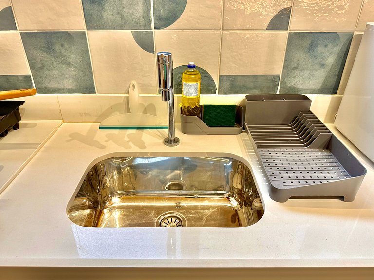 Studio reformado a 5 minutos da praia do Leblon!