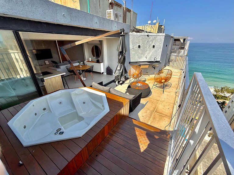 Cobertura com vista mar, jacuzzi e churrasqueira