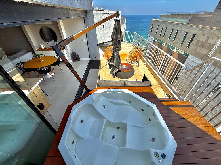 Cobertura com vista mar, jacuzzi e churrasqueira