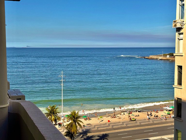 Vista mar e a 1 minuto da praia de Copacabana.