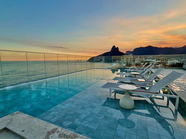 Studio Zen Premium na quadra da praia.